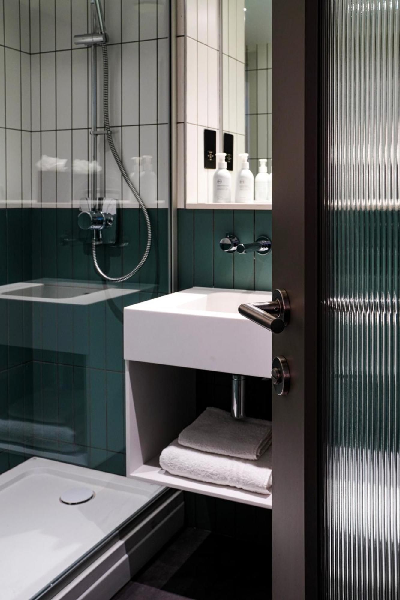 Southgate Hotel London East Barnet Екстериор снимка