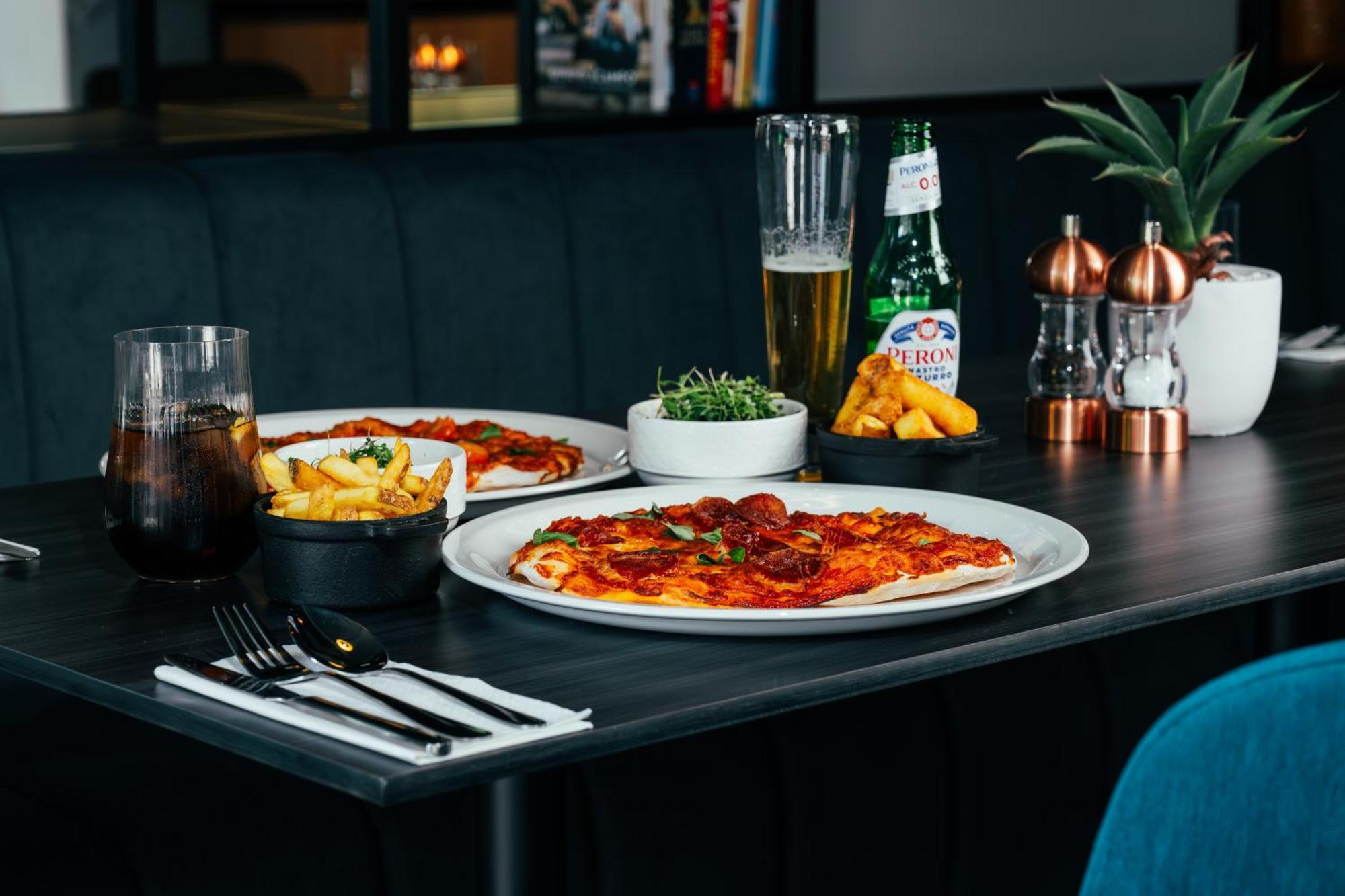 Southgate Hotel London East Barnet Екстериор снимка